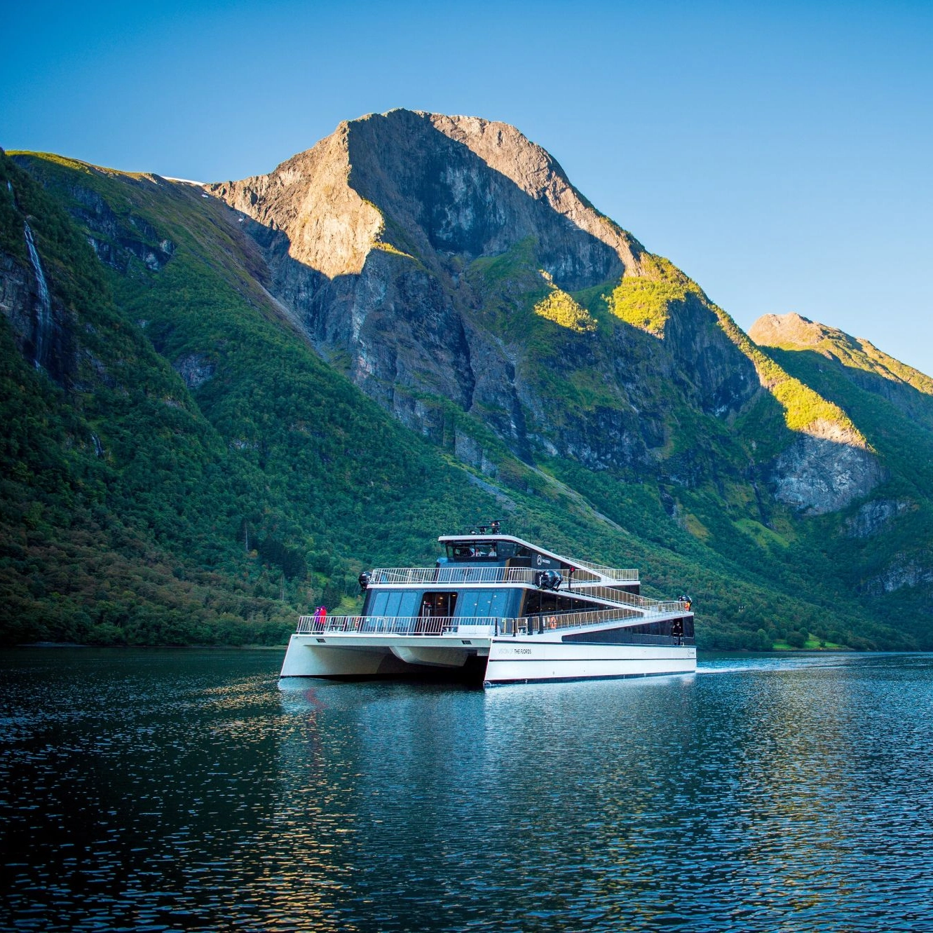 Opplev Nærøyfjorden med elektriske "Vision of the fjords" på Norge i et nøtteskall® turen med Fjord Tours