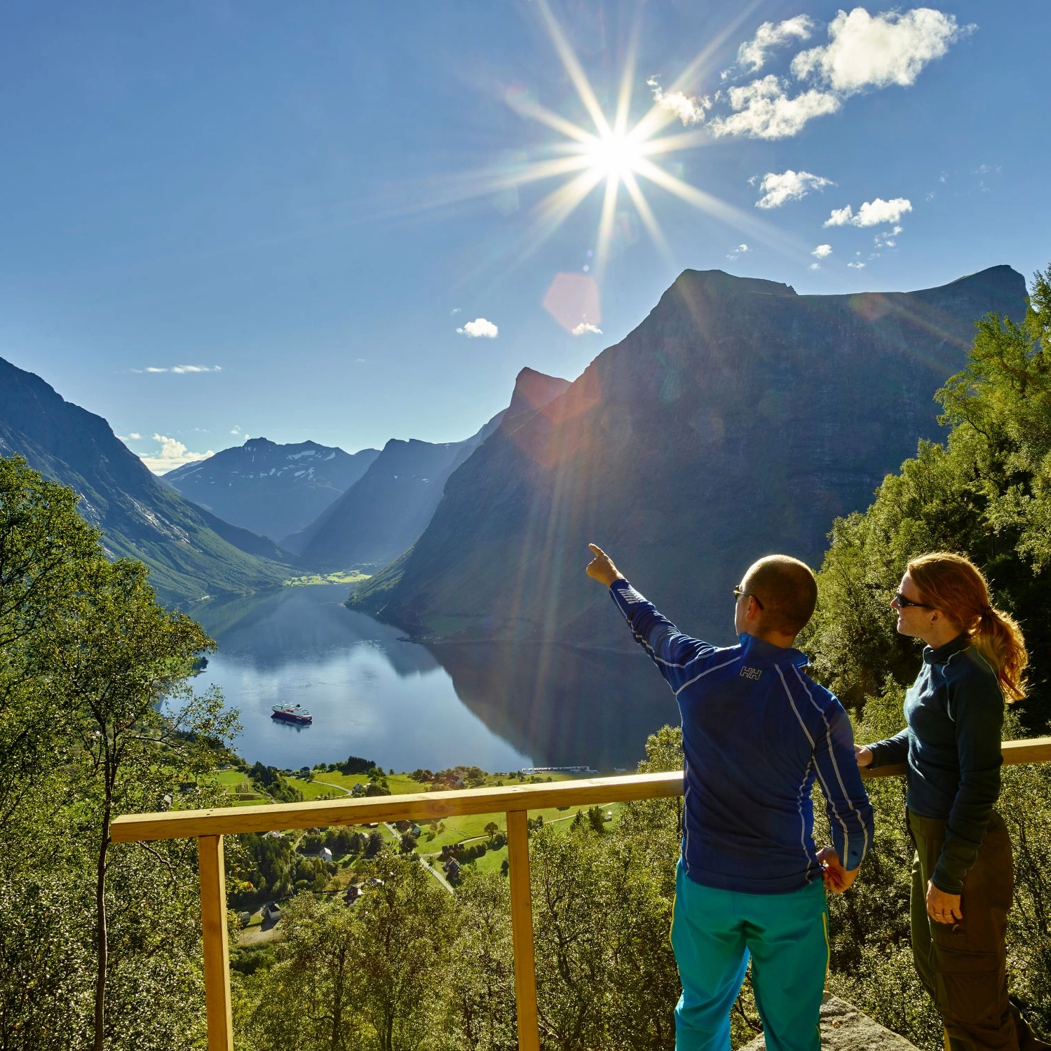 Blick auf den Hjøundfjord - Der Hjørundfjord, Norwegen