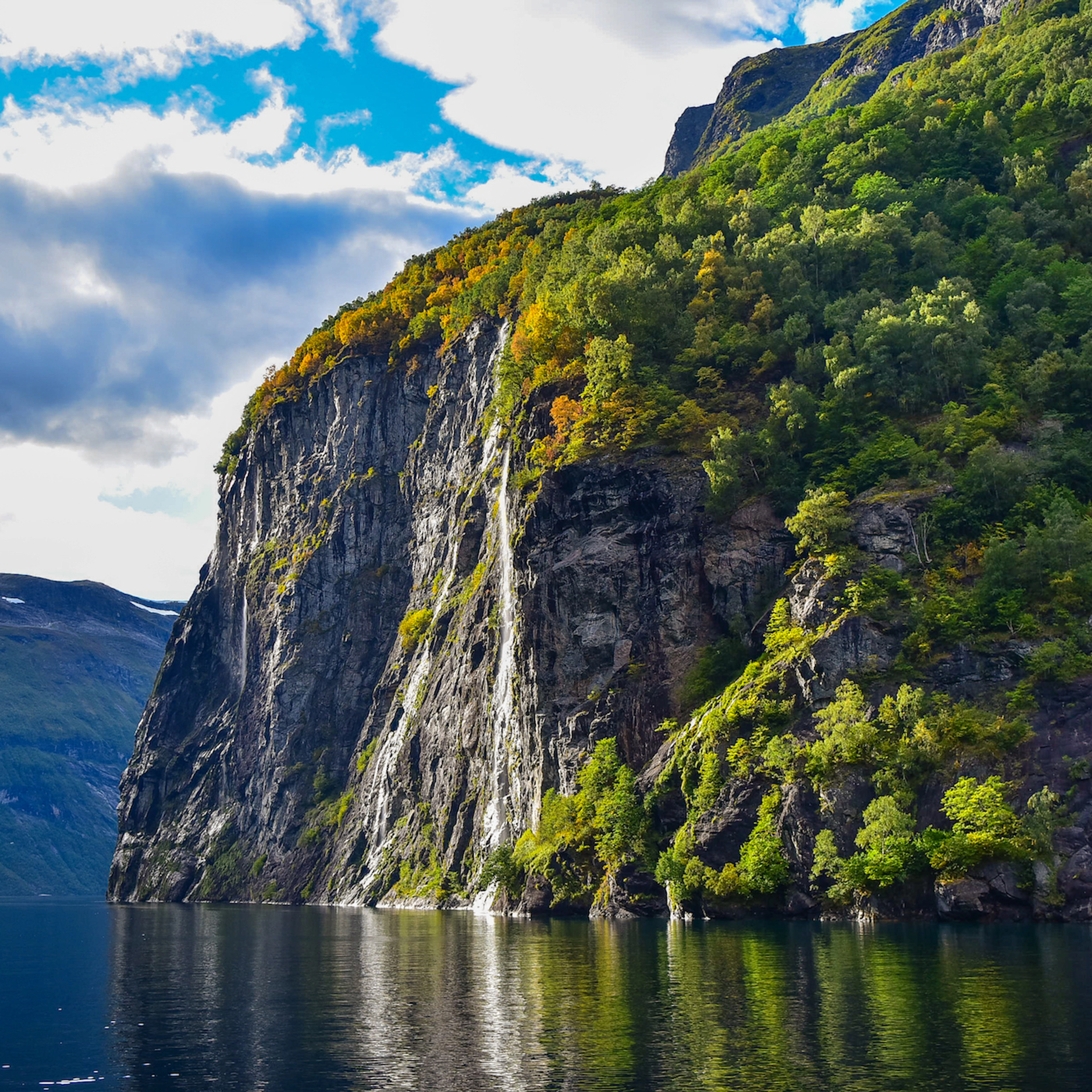 Aktivitäten in Geiranger - Passiert Wasserfälle auf Fjordcruise auf dem Geirangerfjord, Geiranger, Norwegen