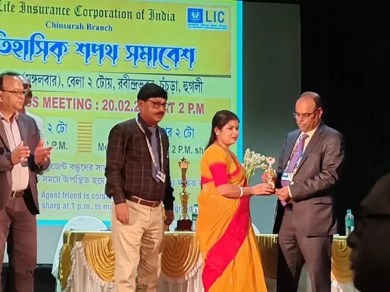 An awards ceremony at the LIC Chinsurah Branch agents’ meeting in Hooghly