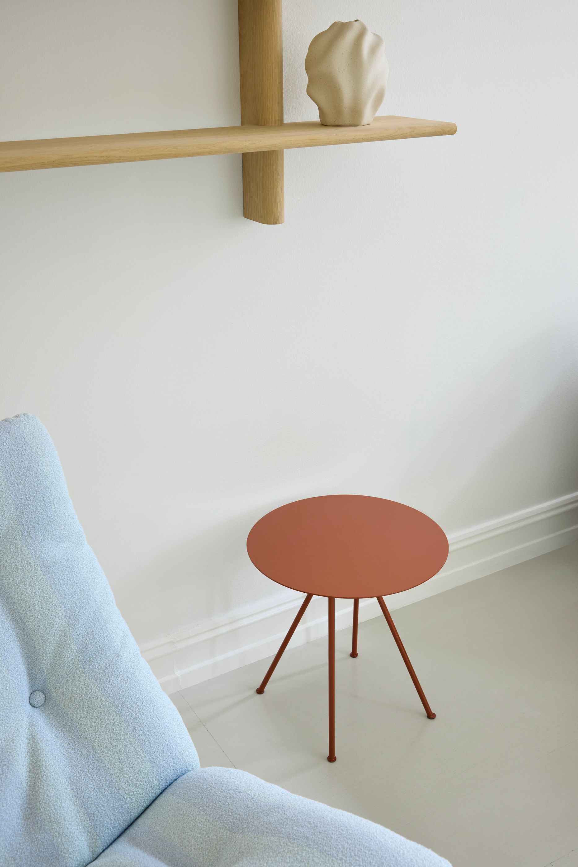 red round supportng table, next to lounge chair