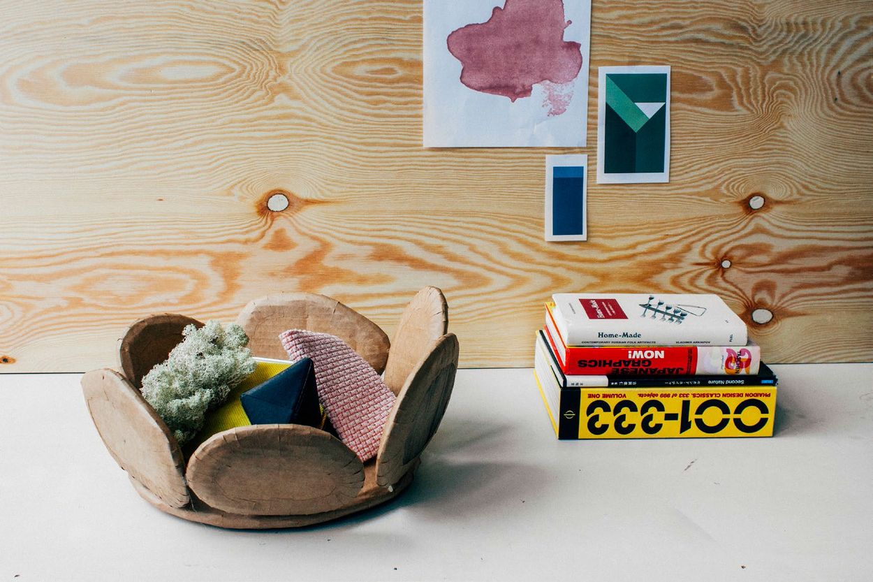 card model of wooden bowl with some books next to it