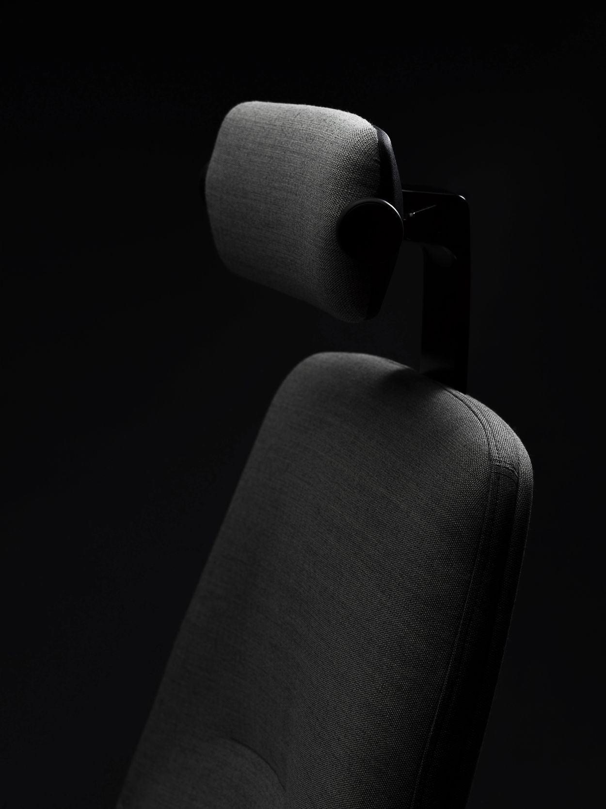 headrest of rh logic with contour lighting black studio