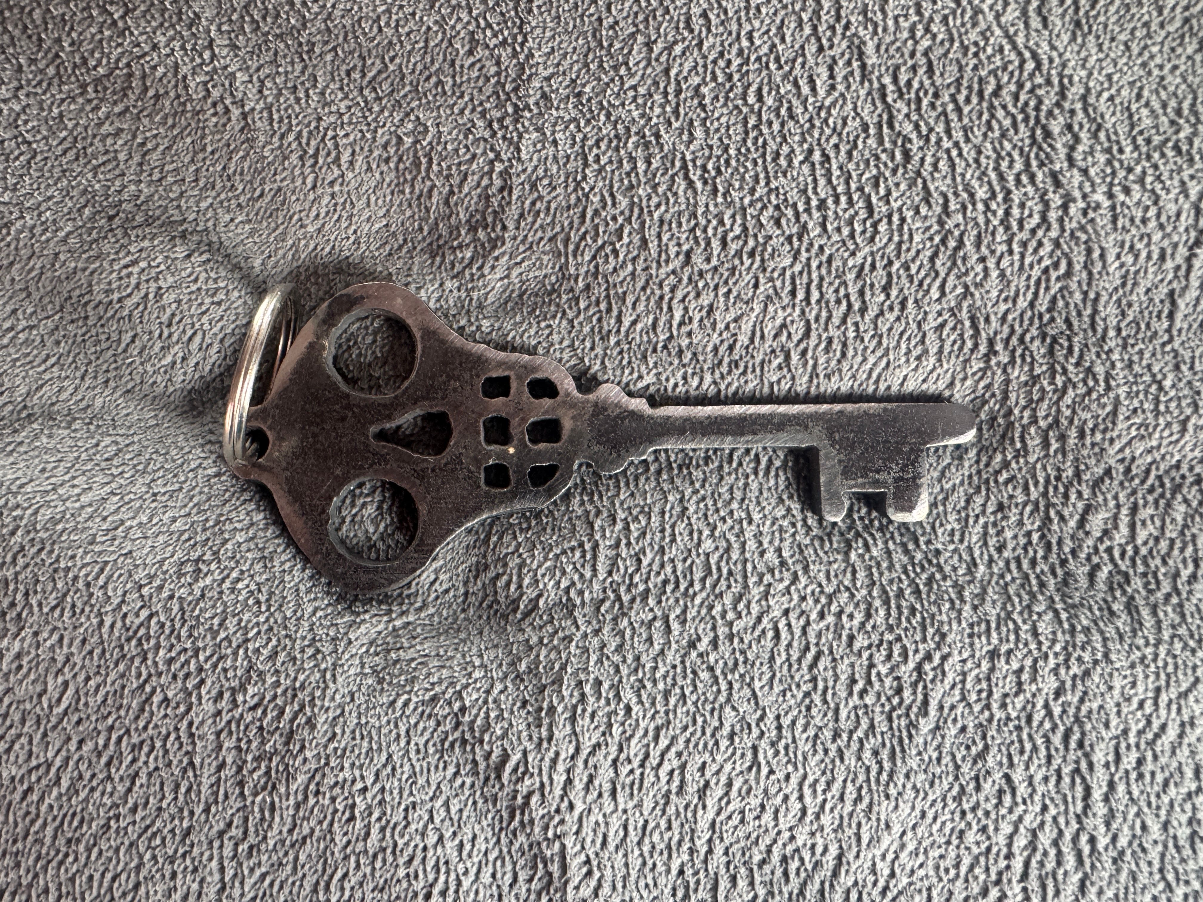 CNC Etched Skeleton Key Keychain — Skull Design