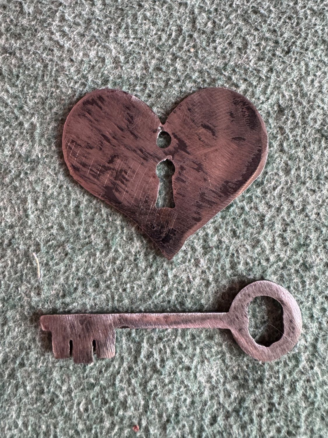 Handcrafted Metal Heart Lock & Skeleton Key Set - Rustic Copper Patina