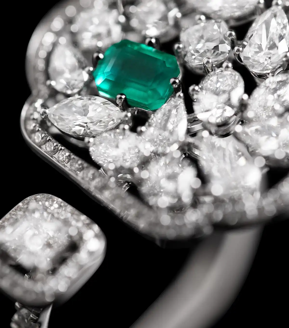 Unique 18k White-Gold Ring with a variety of cultured Diamonds and a Cultured Emerald