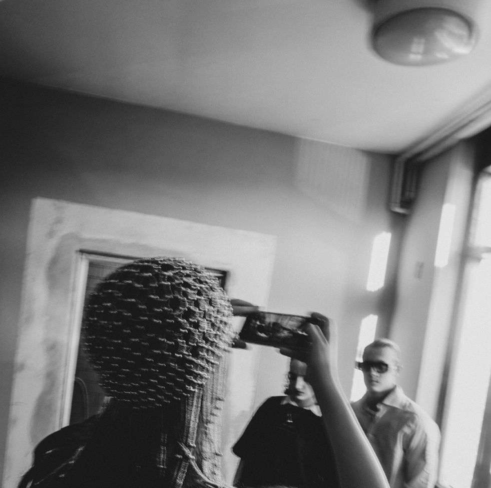 En ung filmer med sin telefon til et WDC event