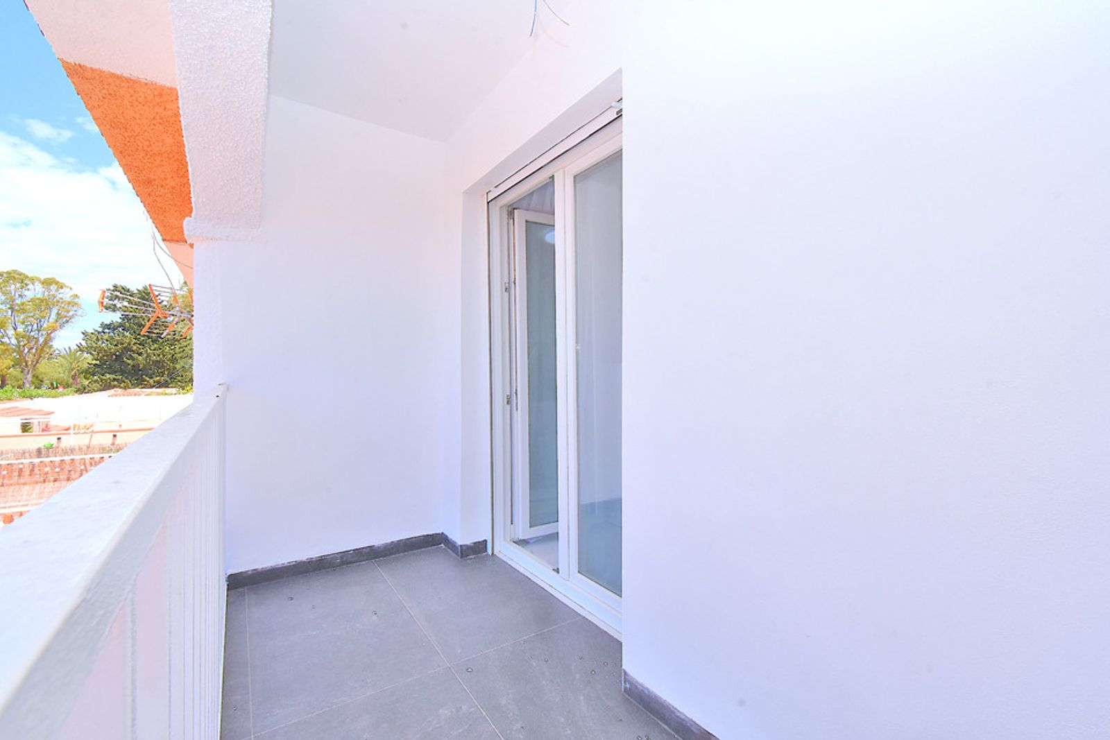 SUN-SOAKED 2 BEDROOM TOWNHOUSE - Image 7