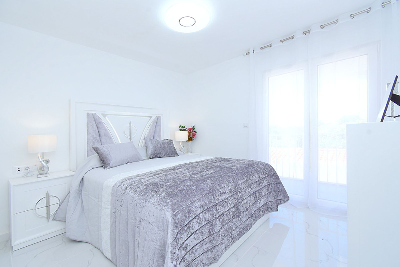 SUN-SOAKED 2 BEDROOM TOWNHOUSE - Image 6