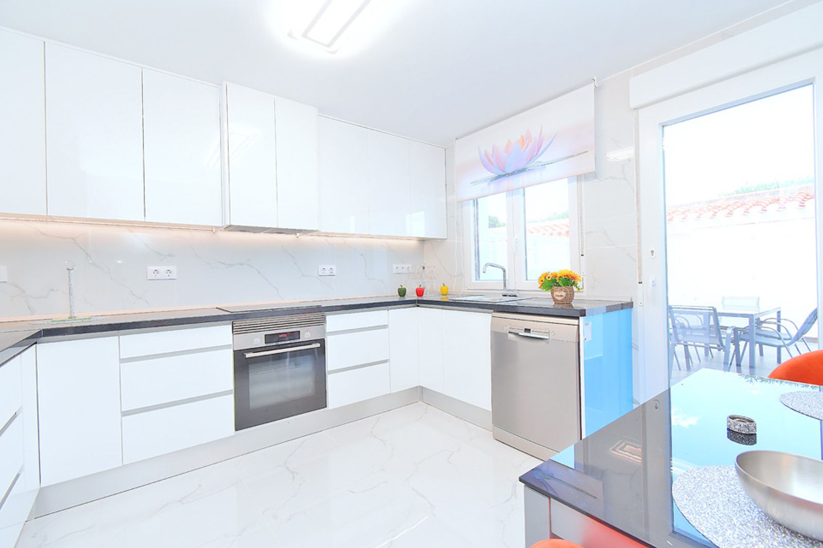 SUN-SOAKED 2 BEDROOM TOWNHOUSE - Image 20