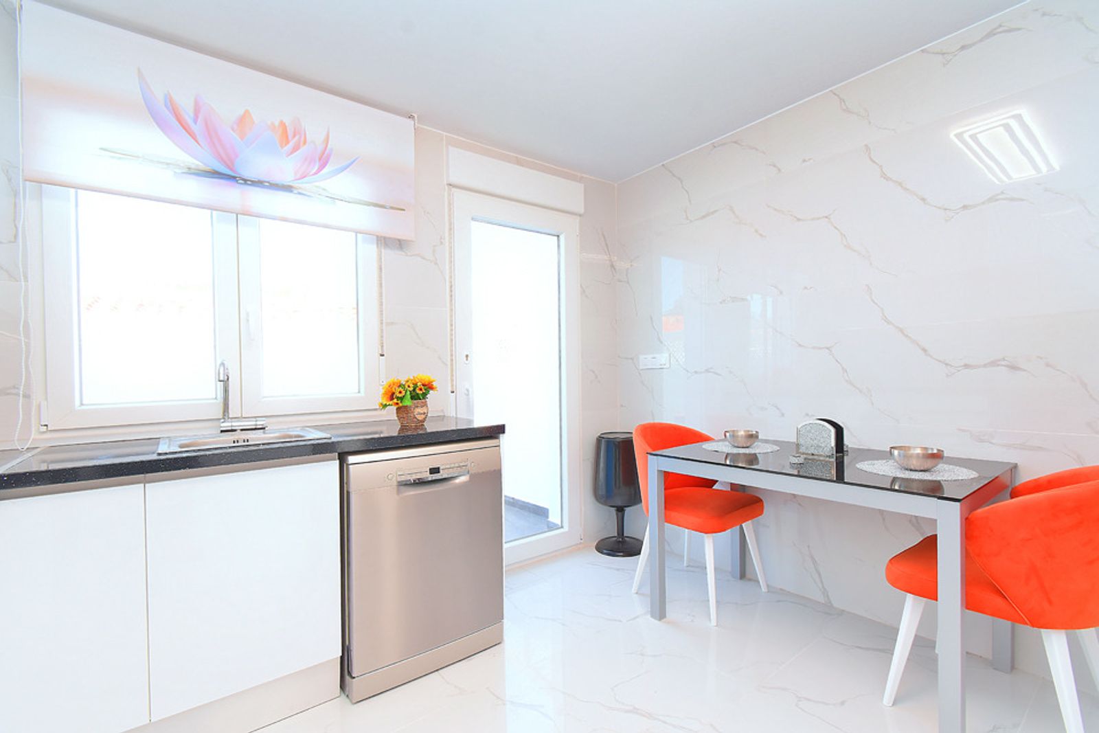 SUN-SOAKED 2 BEDROOM TOWNHOUSE - Image 22