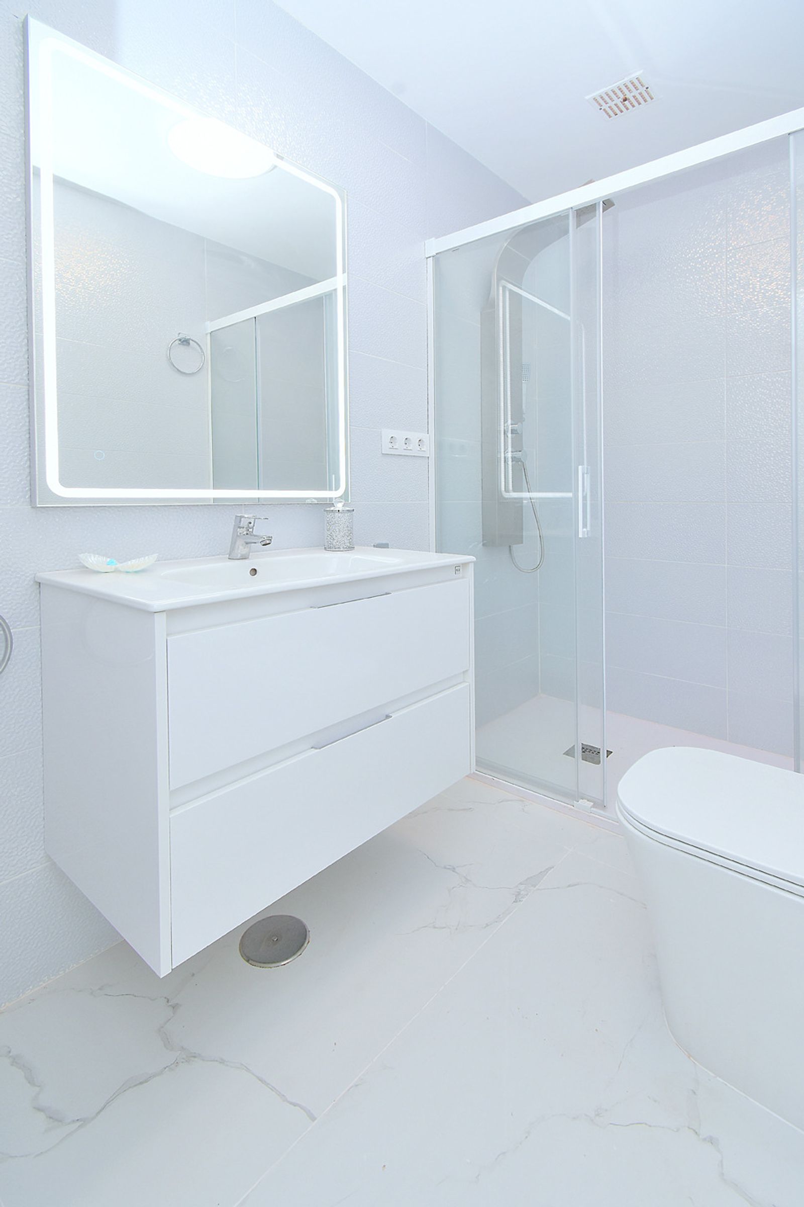 SUN-SOAKED 2 BEDROOM TOWNHOUSE - Image 25
