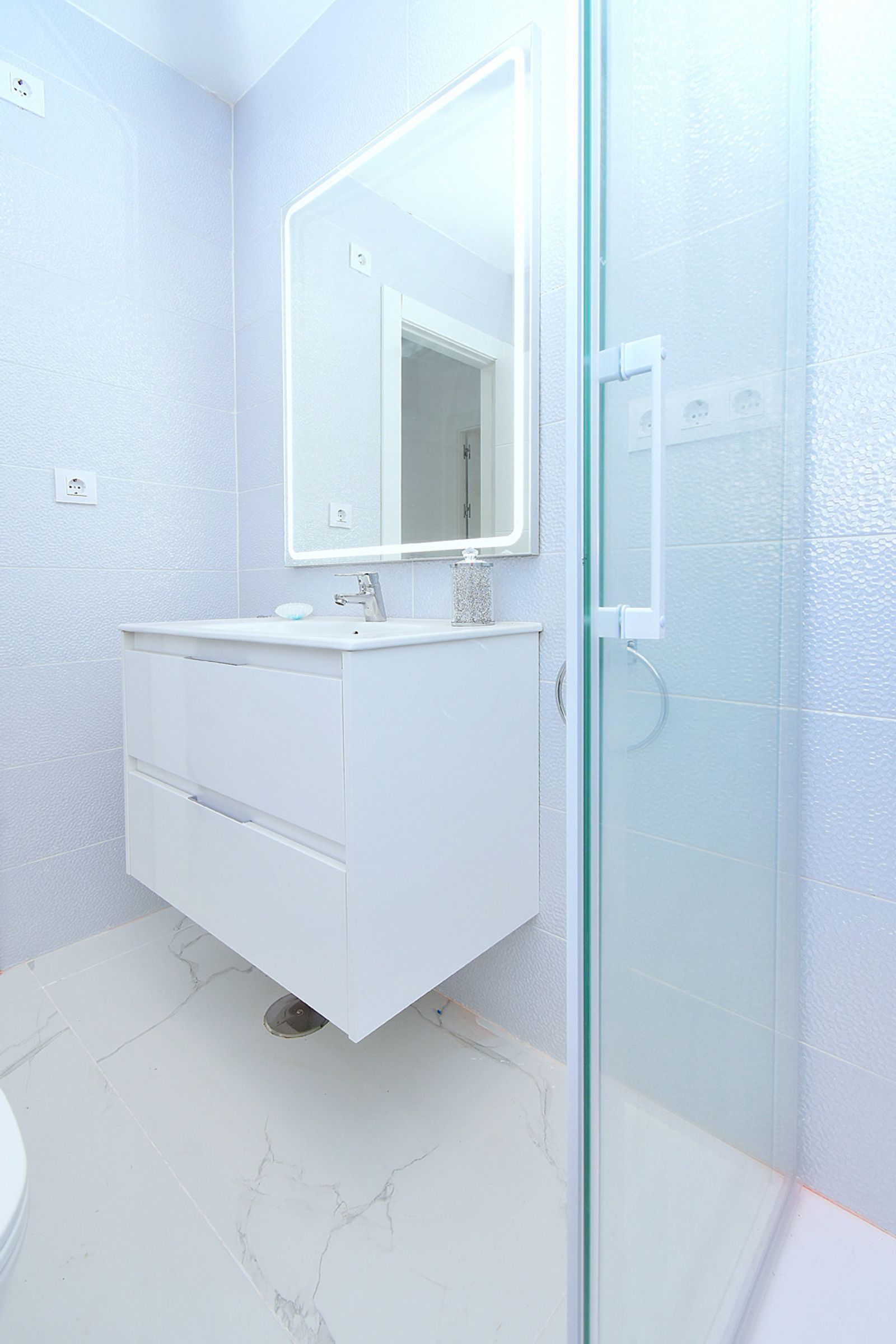 SUN-SOAKED 2 BEDROOM TOWNHOUSE - Image 2