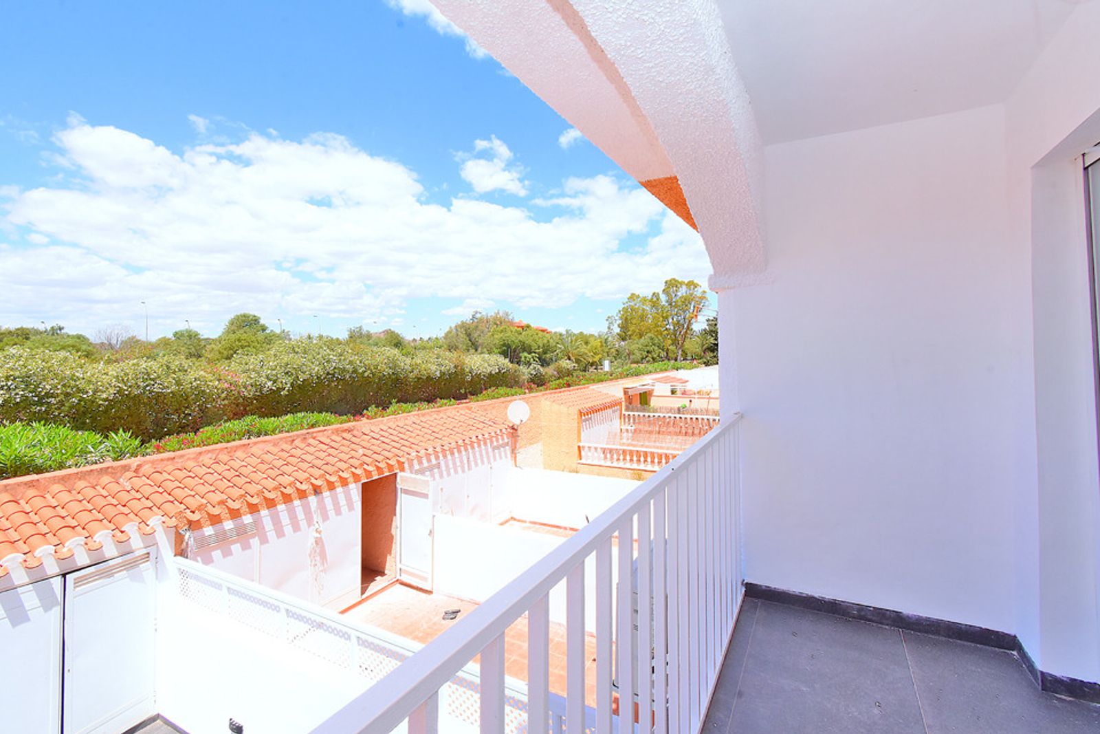 SUN-SOAKED 2 BEDROOM TOWNHOUSE - Image 8