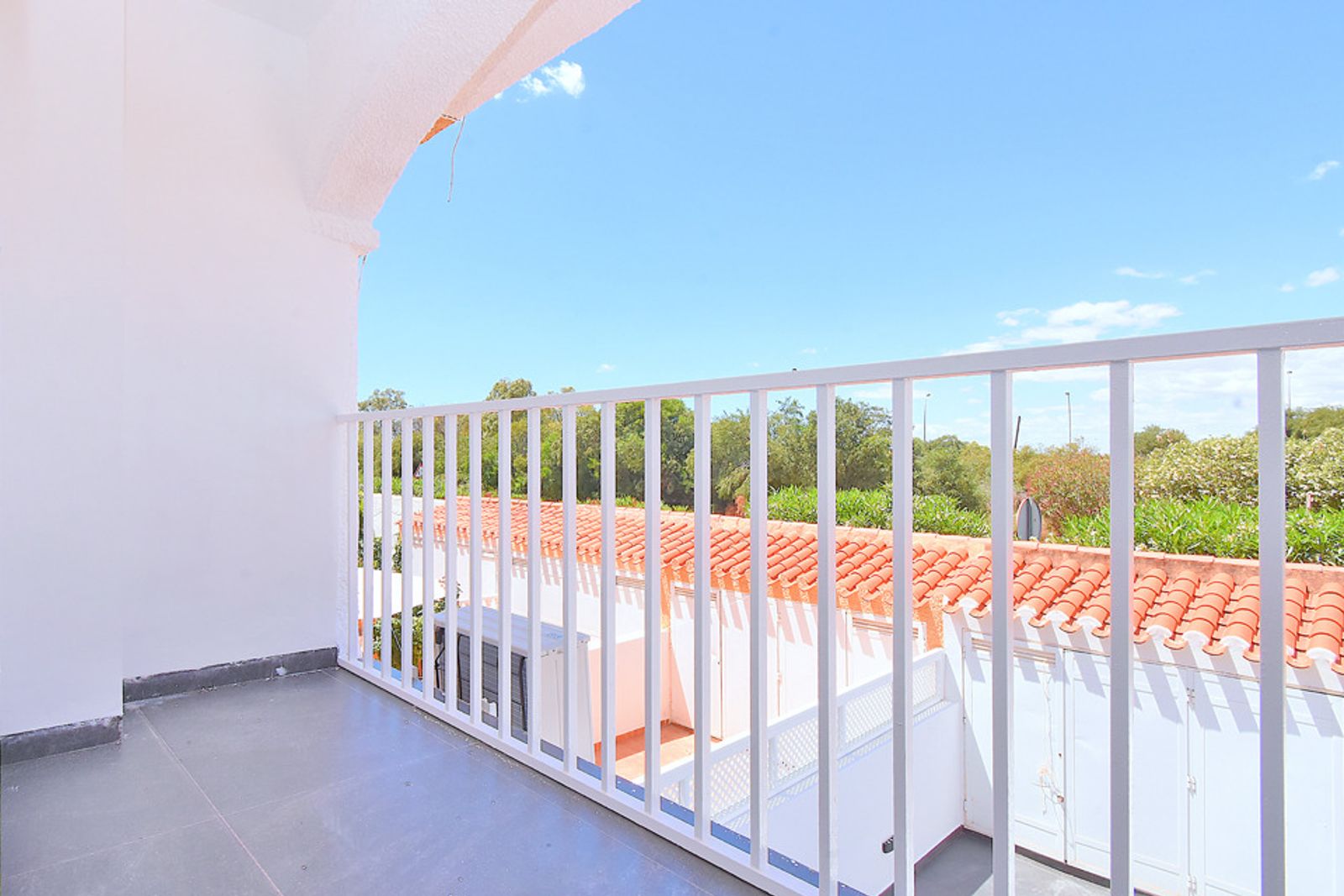 SUN-SOAKED 2 BEDROOM TOWNHOUSE - Image 9