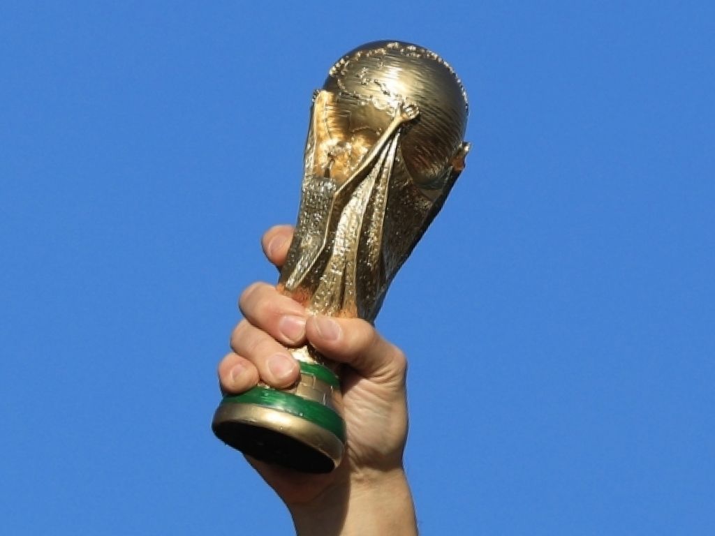 Bilde av en pokal som holdes opp