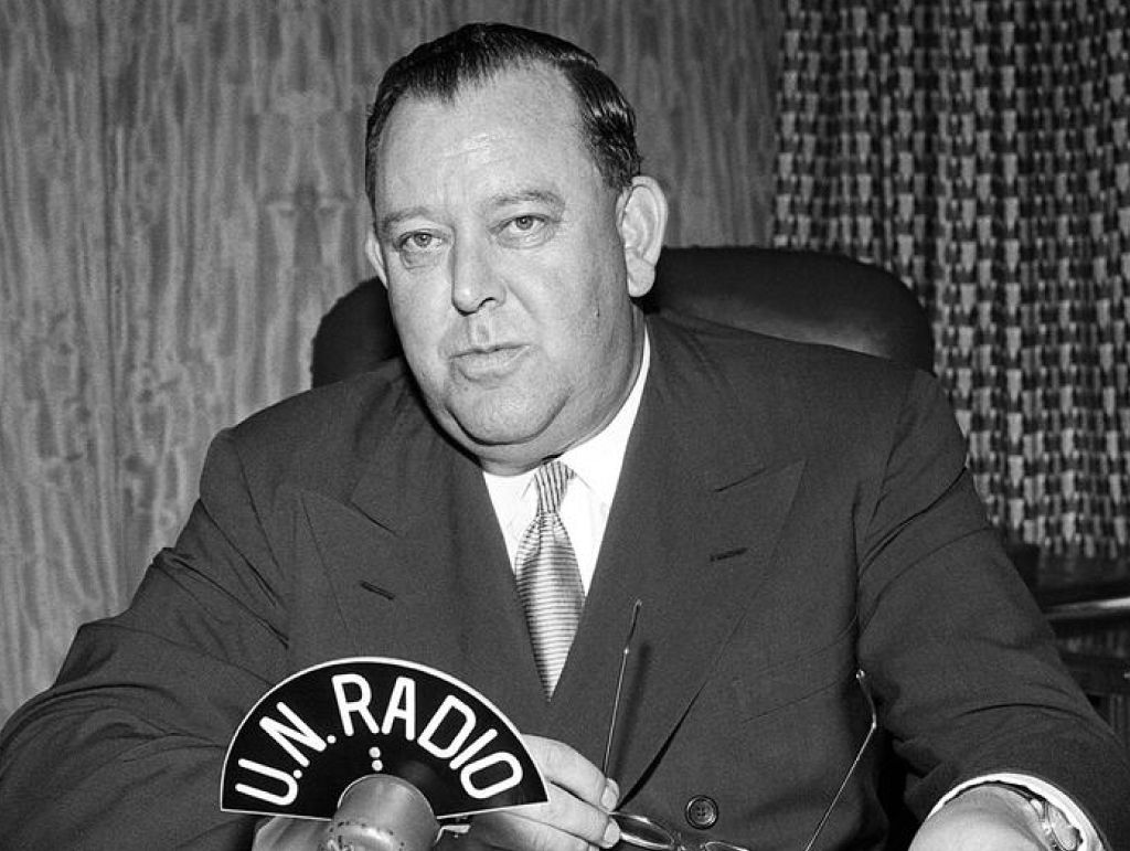 Portrett av Trygve Lie ved mikrofonen på U.N. Radio
