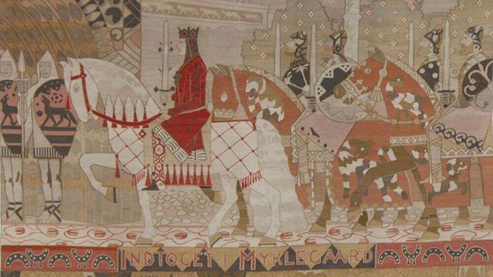 Bilde av et teppe med en kronet figur og fire riddere som kommer inn i en by, med bildeteksten  'Inntog i Myklagard'