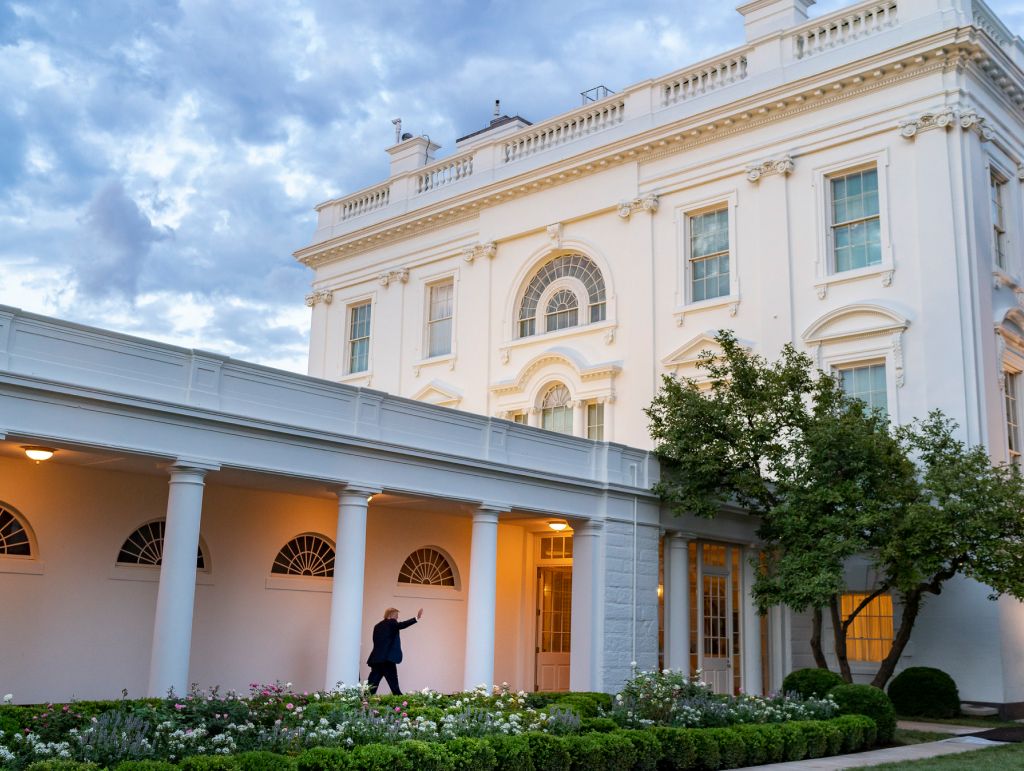 Bilde av Det hvite hus med president Donald Trump på vei inn