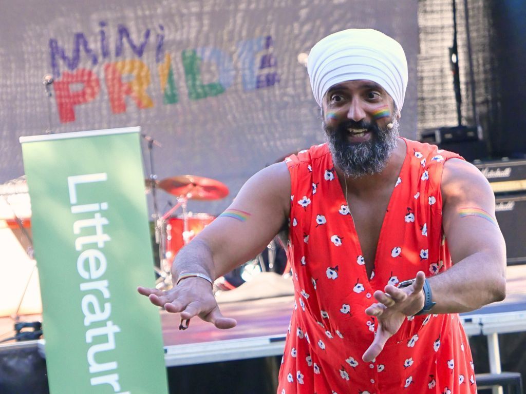 Bilde av forteller Jasdeep Singh Kalirai under Minipride 2023