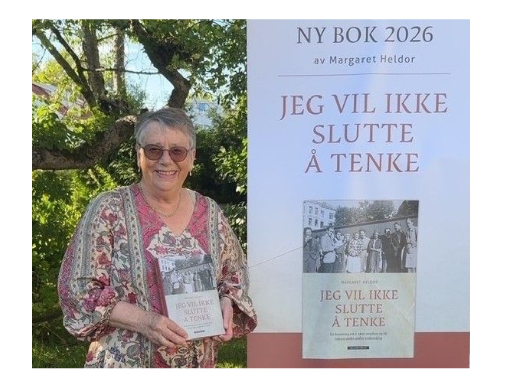 Forfatteren Margaret Heldor med boken i hånden.