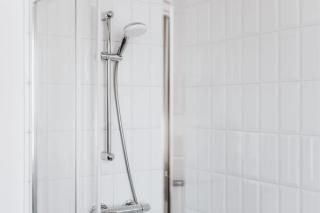 Shower installation
