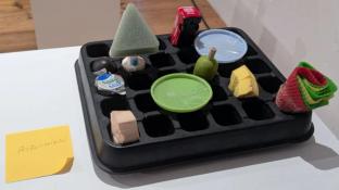 赤ちゃんが好きな日用品を調べておもちゃを作る、という展覧会 1歳児はなにをおもちゃだと思っているのか、その好奇心の核心にせまる!