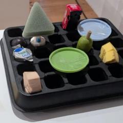 赤ちゃんが好きな日用品を調べておもちゃを作る、という展覧会 1歳児はなにをおもちゃだと思っているのか、その好奇心の核心にせまる!