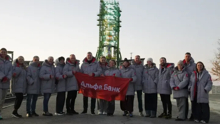Корпоративная группа на космодроме