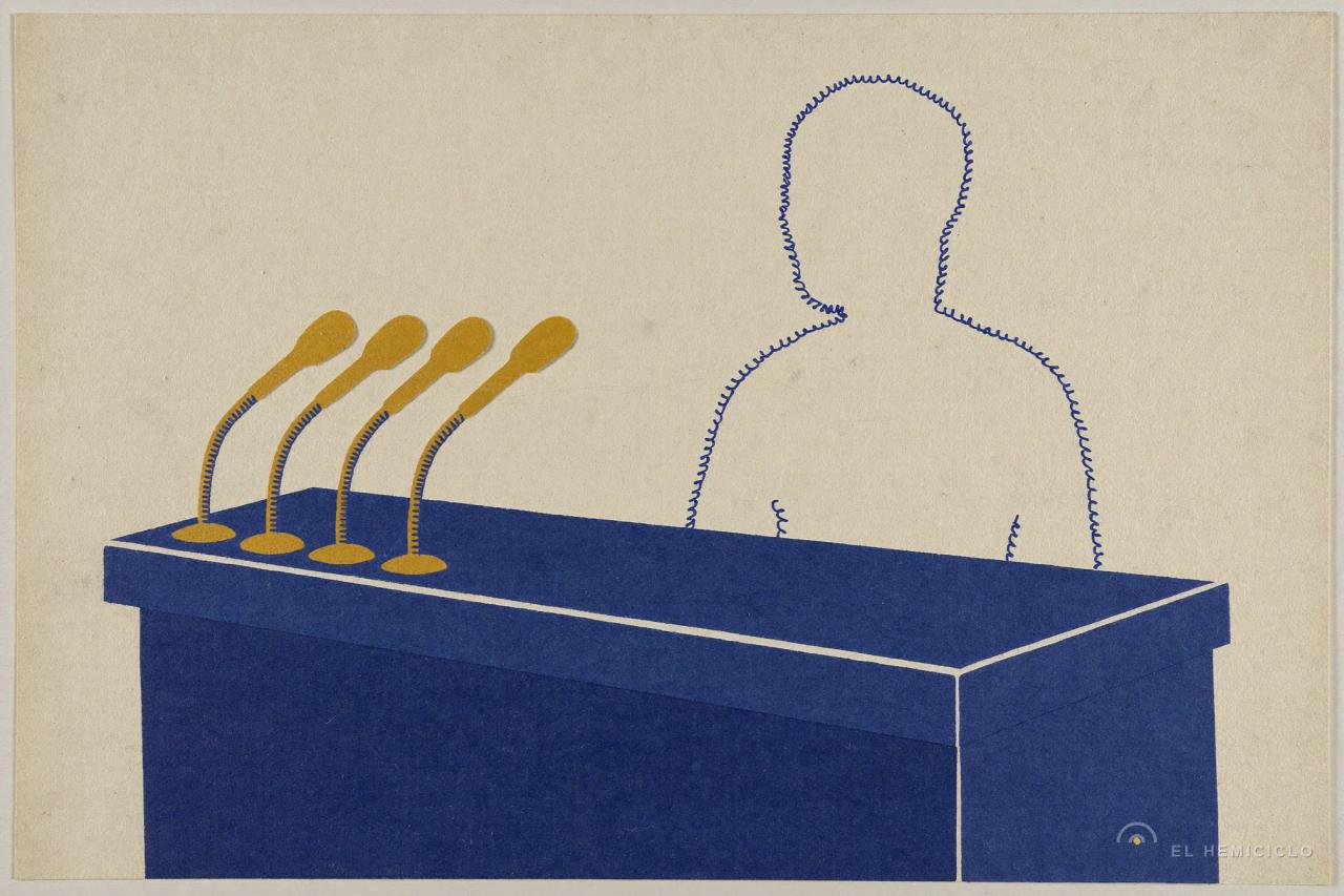 Silueta de una persona sentada ante cuatro micrófonos en una mesa azul oscuro sobre fondo beige