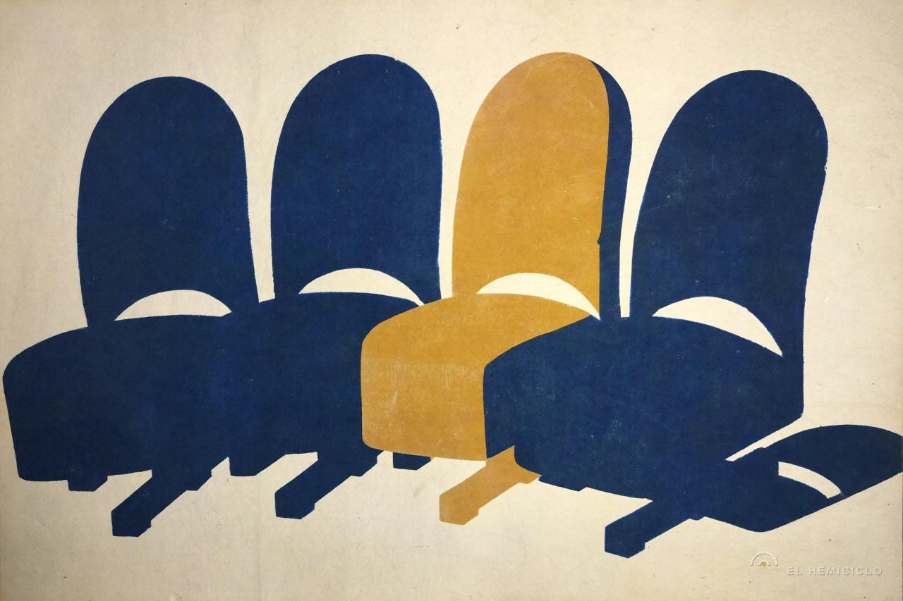 Cuatro sillas azules oscuras y una silla amarilla sobre fondo beige claro, composición minimalista abstracta