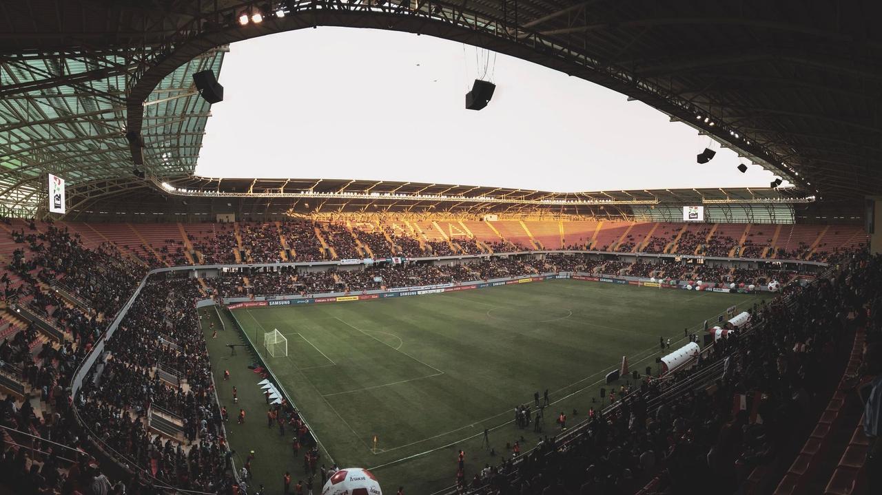 Vallecas estalla de alegría porque el Rayo se clasifica para la primera final europea en cien años de historia del club tras empatar uno a uno en Estrasburgo con un gol de Álvaro García en el sesenta y tres que certifica el pase a la gran cita de Leipzig contra la Fiorentina mientras las calles del barrio obrero más futbolero de Madrid se llenan de miles de aficionados que lloran y cantan y la UEFA confirma once mil quinientas entradas a veinticinco euros en un hito deportivo y social que trasciende el fútbol para convertirse en símbolo de que la humildad y la perseverancia pueden derrotar al dinero