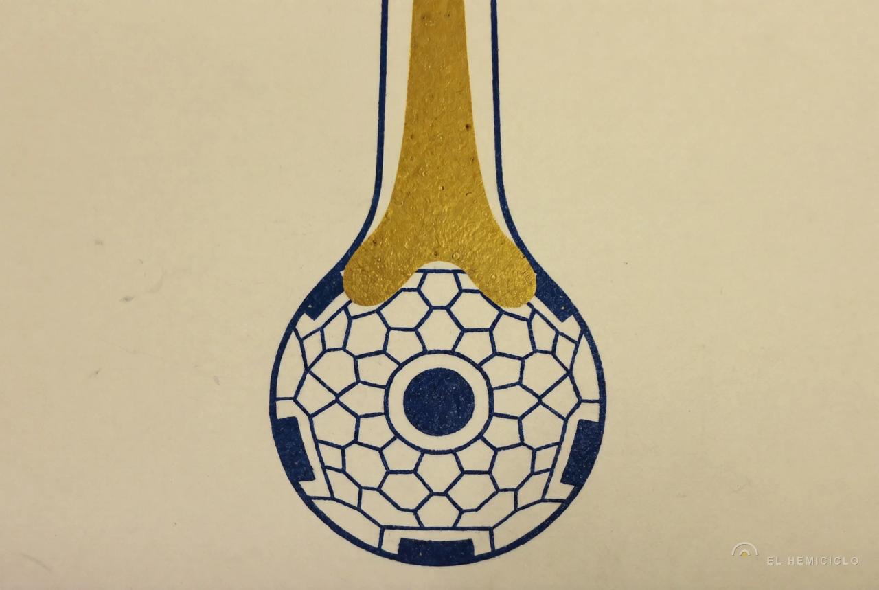 Ilustración de una raqueta de tenis con mango de madera y cabeza de red azul y blanca con un círculo central