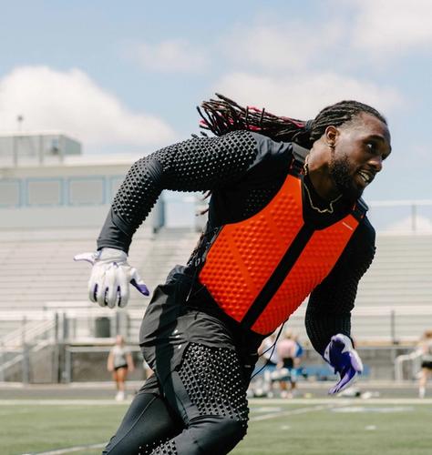 NFL running back Alexander Mattison training with OMORPHO weighted gear