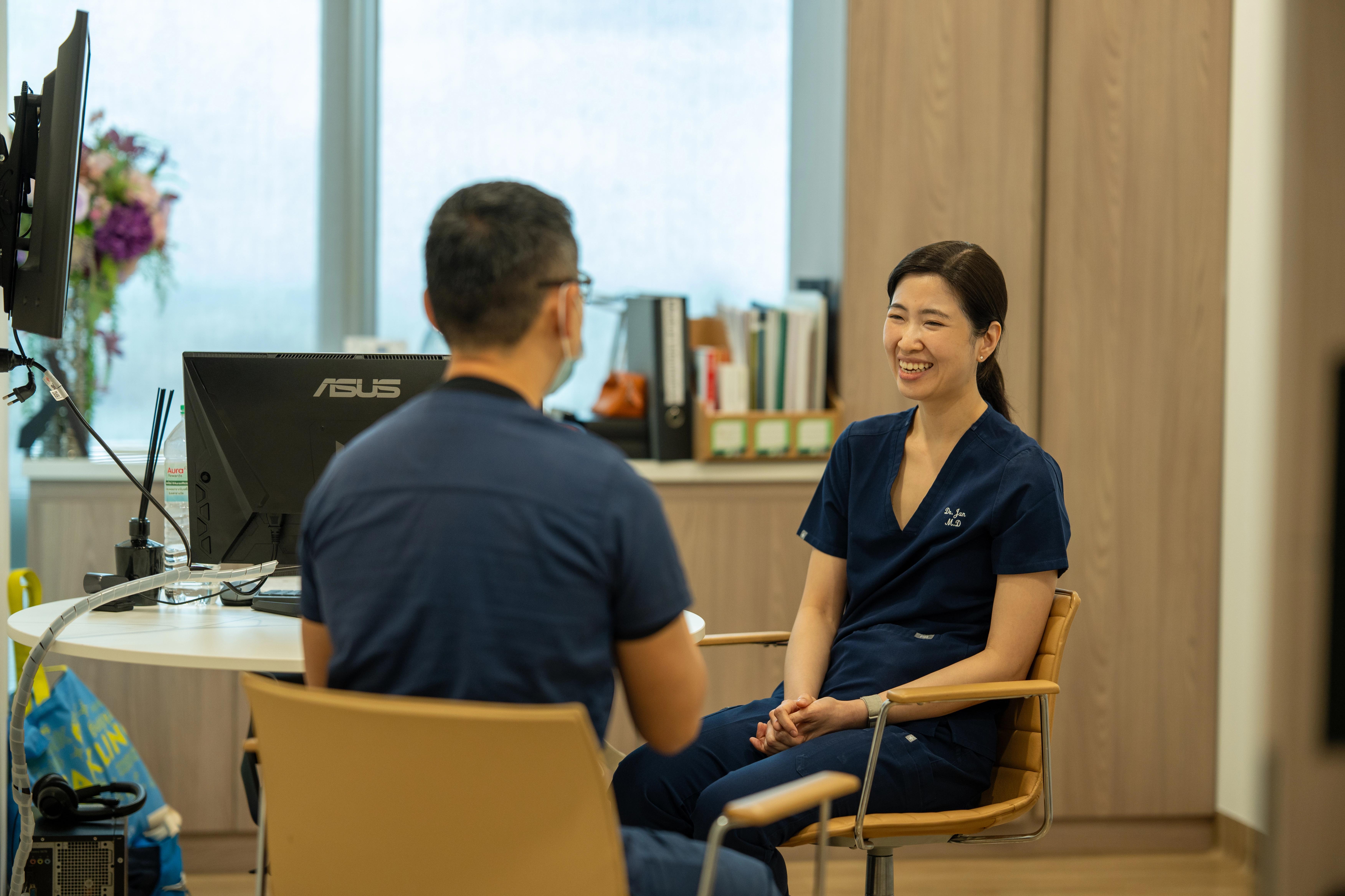 Two Verita Life physicians discussing a case at the clinic