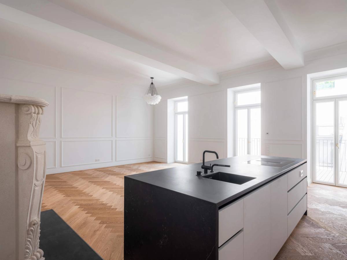 Moderne Kochinsel in Altbau-Wohnung