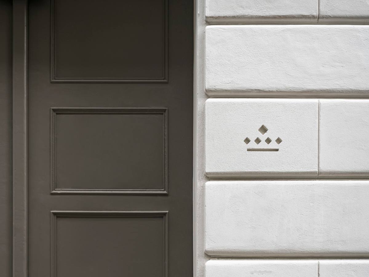 Liebe zum Detail: CROWND Signet beim Eingangsbereich