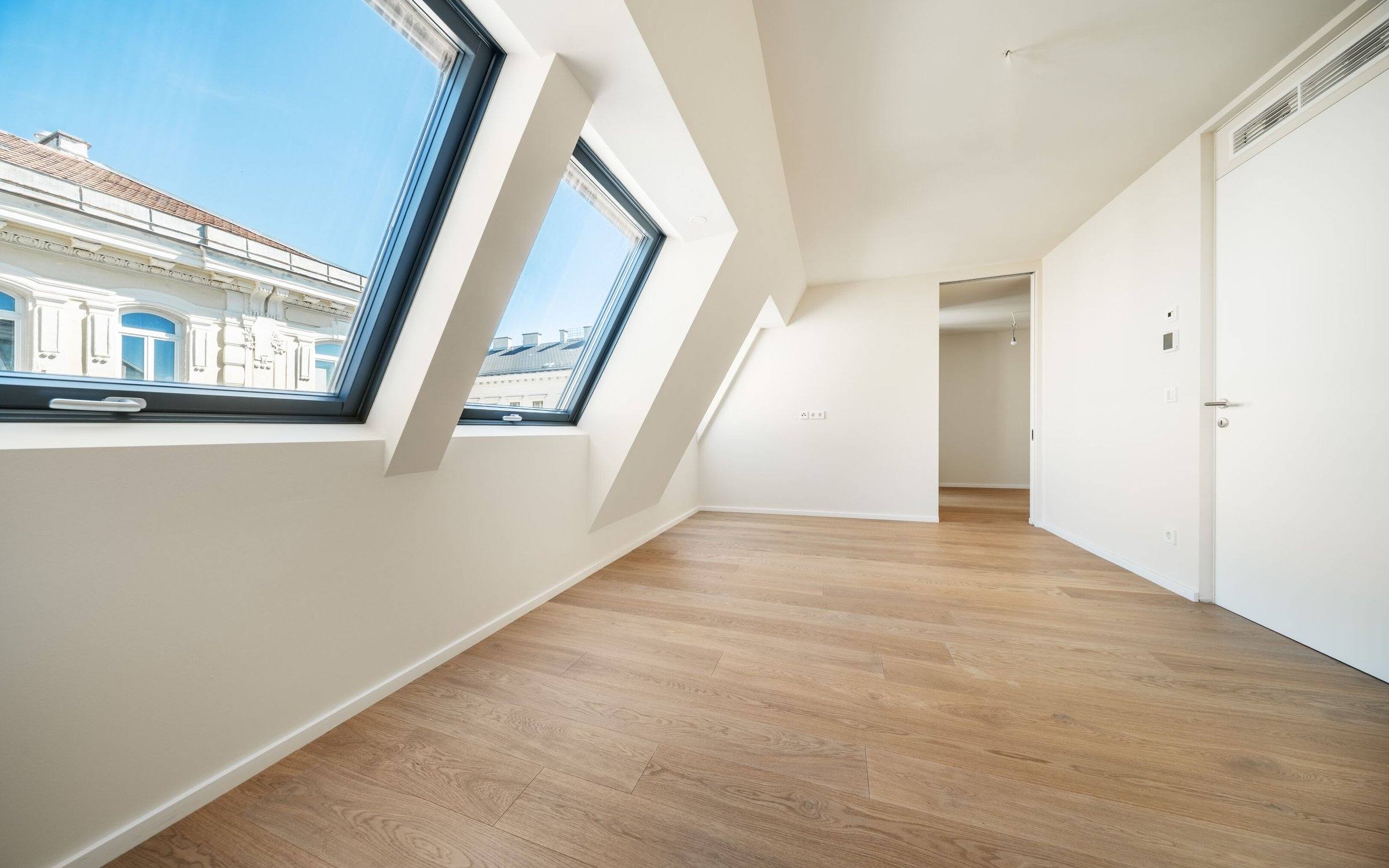 Großzügig geschnittener Dachgeschoss-Erstbezug mit Balkon