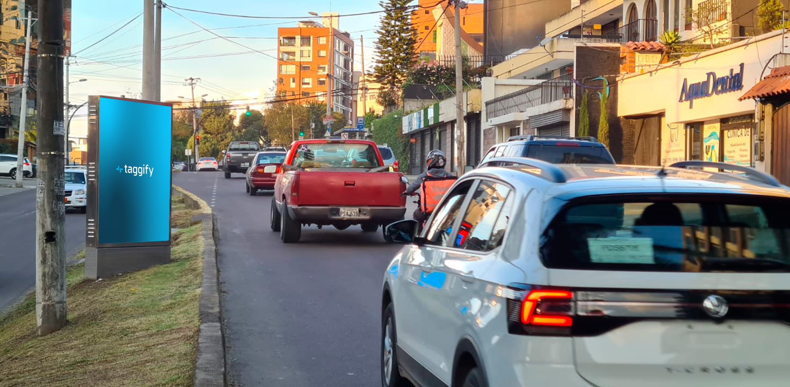 EC - Pichincha - Quito - Eloy Alfaro - Portugal - Frente A Restaurante Rollings - Quito