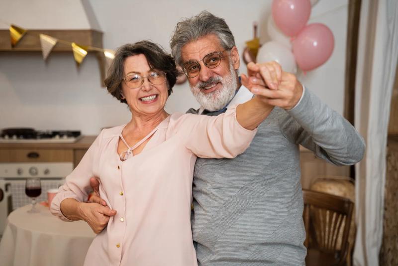 Dos personas mayores celebrando