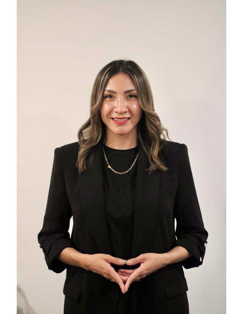 Luz sonriente con las manos al frente, uniéndolas con sus dedos