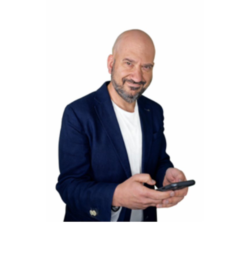 Abraham sonriente con celular en mano
