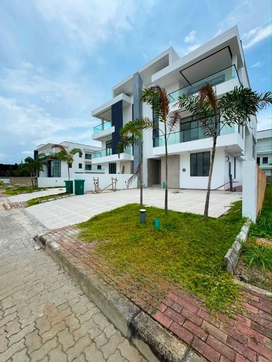 Five bedroom detached duplex with bq