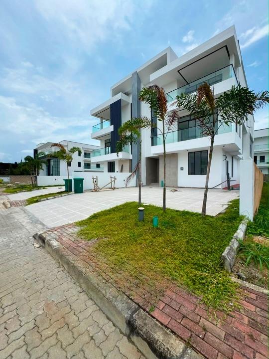 Five bedroom detached duplex with bq in Osapa