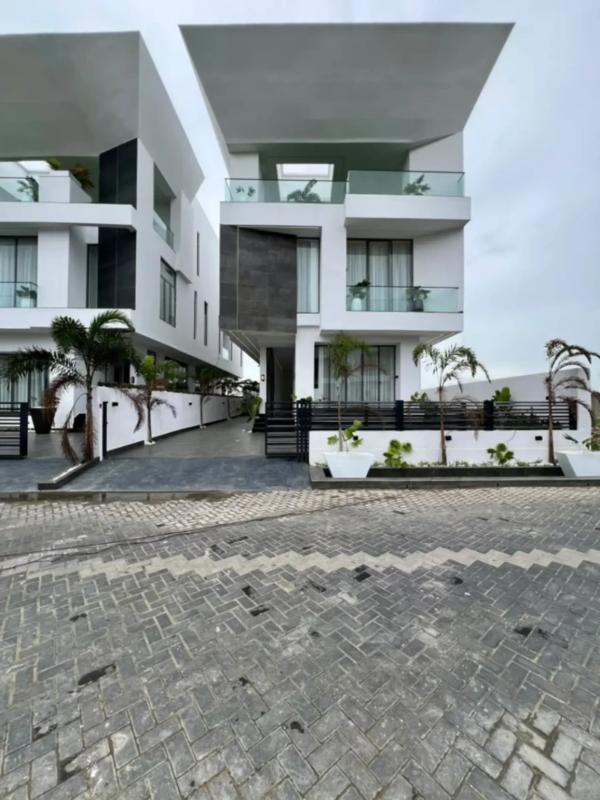 Five bedroom fully detached duplex with bq in Osapa