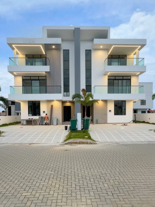 Five bedroom detached duplex with bq