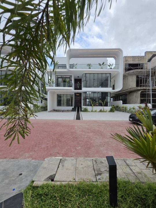 Contemporary five bedroom detached duplex