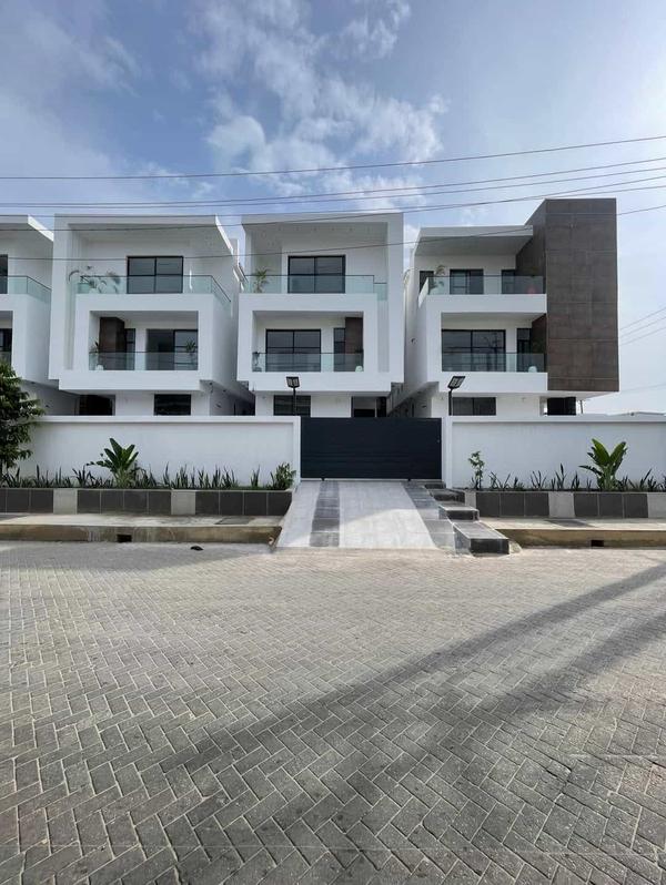 Five bedroom detached duplex (375lekki) in Ikate