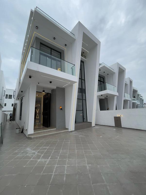 Stunning five bedroom detached duplex in Chevron