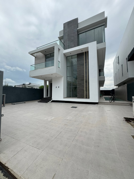 Modern five bedroom fully detached duplex